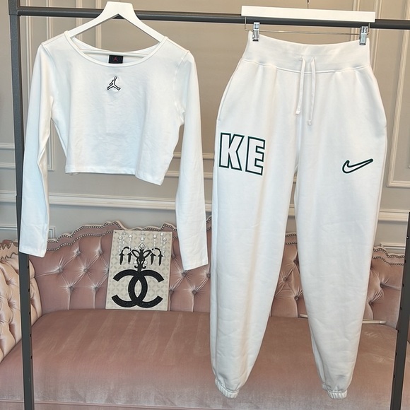 NIKE JORDAN
White Flight Long Sleeve T- SIZE L. - Picture 14 of 17